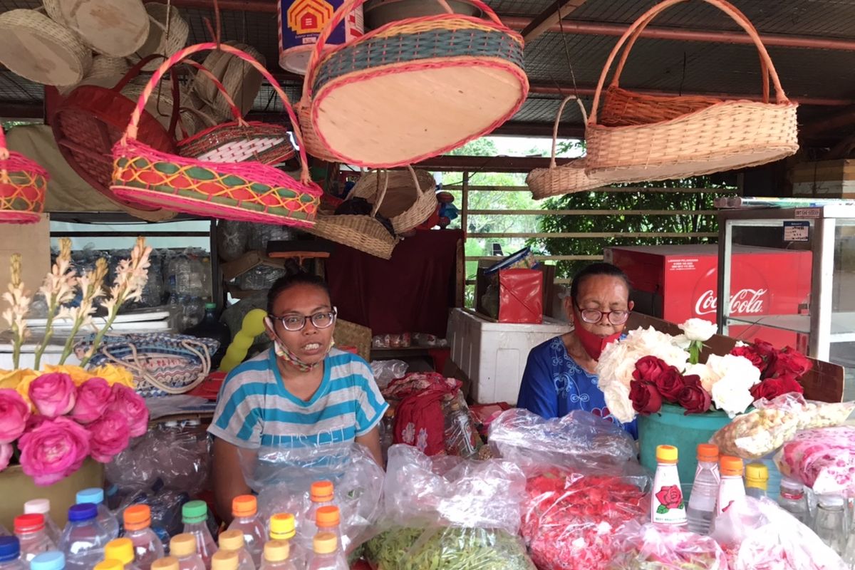 Nurhayati (66) dan Sri (41), pedagang bunga di Taman Pemakaman Umum (TPU) Karet Bivak, Tamah Abang, Jakarta Pusat pada Rabu (12/5/2021) sore.