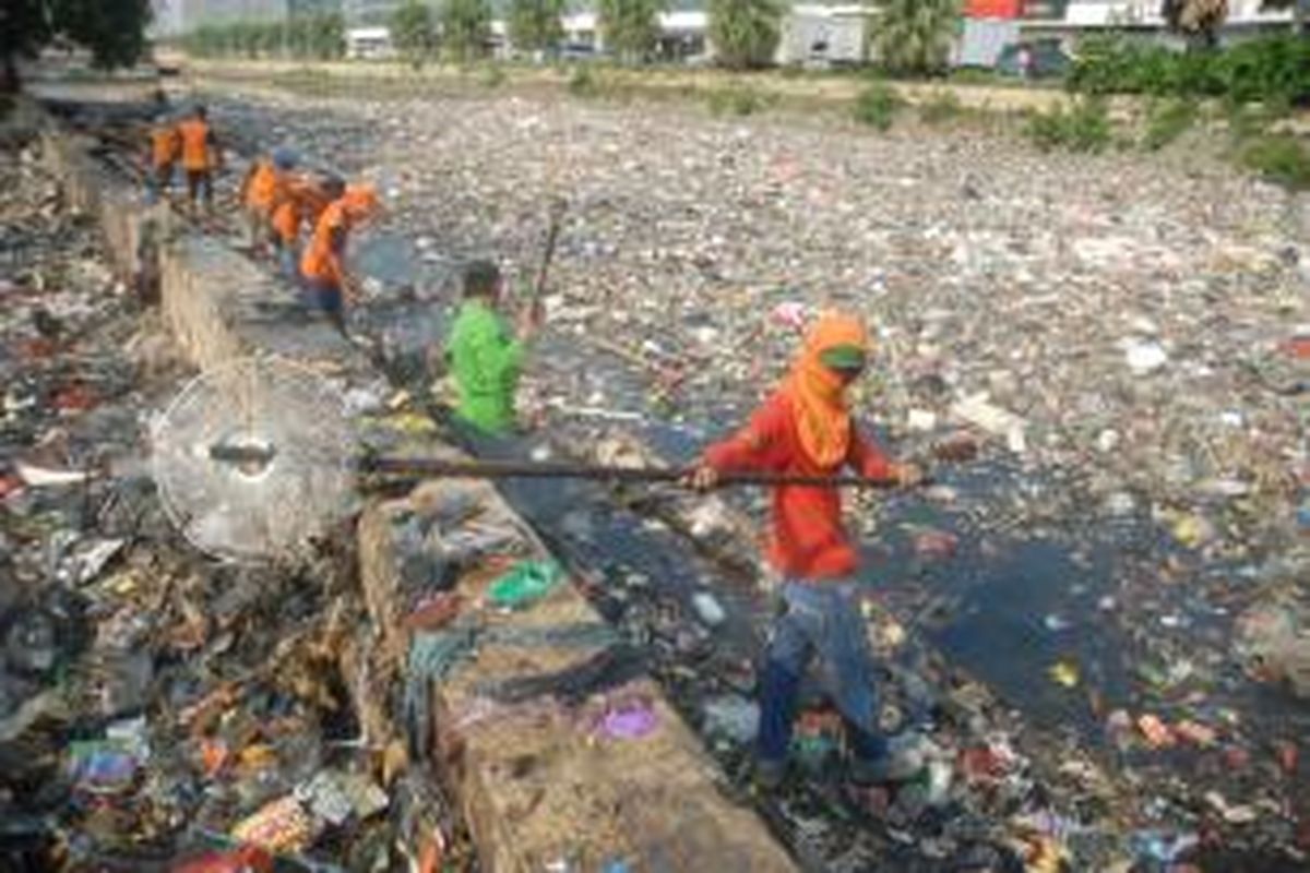 Puluhan petugas Dinas Kebersihan DKI Jakarta membersihkan ibukota dari sampah-sampah masyarakat, Jakarta, Senin (12/8/2013).