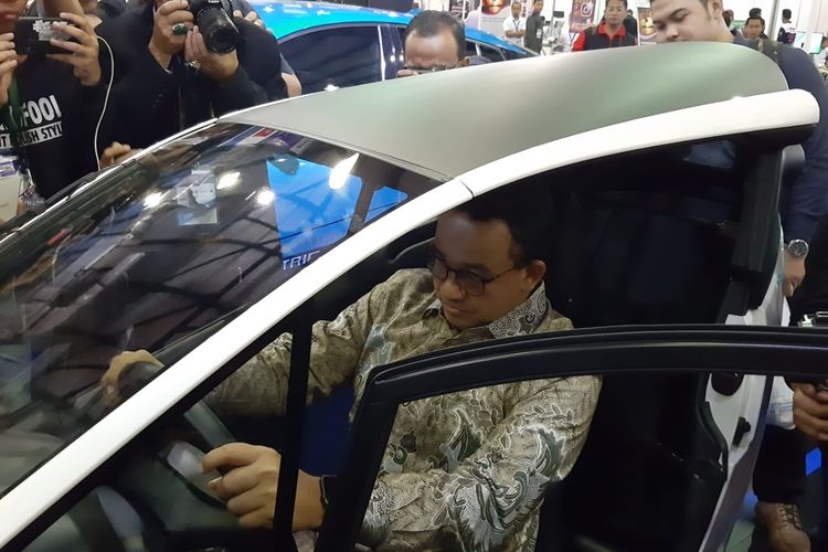 Anies Baswedan menyambangi helatan Indonesia Electric Motor Show (IEMS) 2019, Jakarta, Kamis (5/9/2019).
