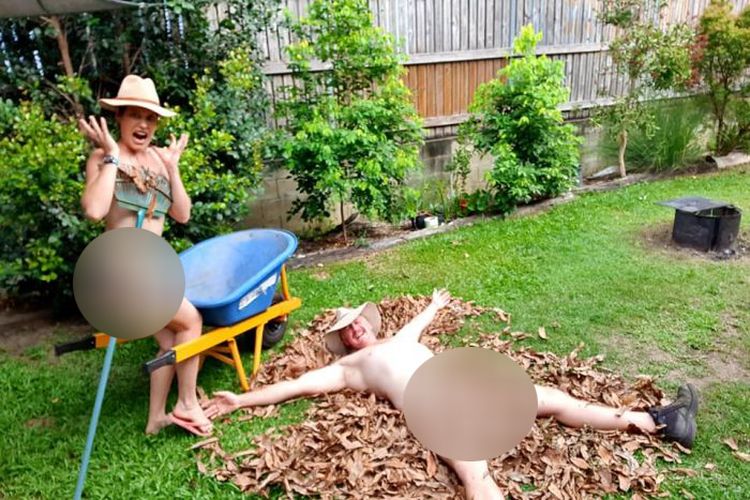 Wil Kemp dan Melanie Meaglia telah mengasah permainan World Naked Gardening Day mereka selama empat tahun.