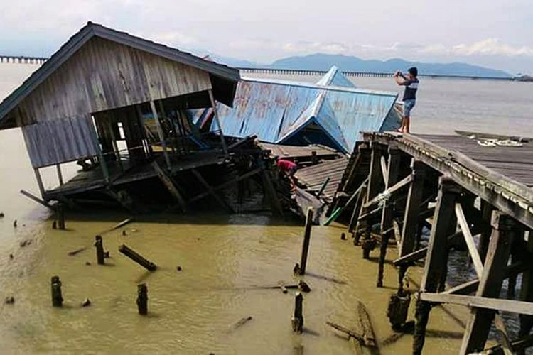 (Foto Anto) Dermaga pertama yang terbuat dari kayu ulin di wiayah perbatasan Kecamatan Sebatik Kabupaten Nunukan ini roboh setelah dihantam ombak tinggi. Usia dermaga yang sudah tua dan tidak adanya upaya renovasi membuat dermaga tersebut miring dan roboh seteah dihantam ombak tinggi.