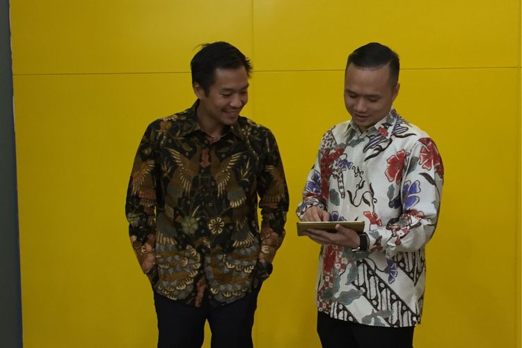 Head of Intermediary PT Schroders Investment Management Indonesia Teddy Oetomo (kiri) bersama Head of Wealth Management and Retail Digital Business Bank Commonwealth Ivan Jaya saat ditemui di gedung Bank Commonwealth, Jakarta, Rabu (10/1/2018). 