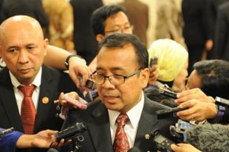 Menteri Sekretaris Negara Pratikno dan Ketua Tim Komunikasi Presiden Teten Masduki saat menjelaskan tentang reshuffle kabinet di Istana Negara, Rabu (12/8/2015).