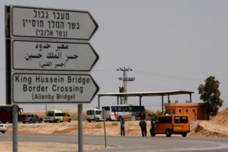 Penunjuk arah ke pintu berbatasan Jordania-Israel Alleny Bridge, yang ditulis dalam tiga bahasa Ibrani, Arab dan Inggris.