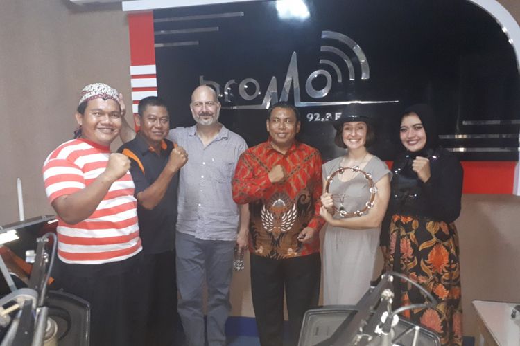 Dua personel Dangdut Cowboys mampir ke studio radio usai check sound.