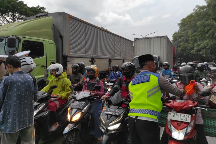 Senangnya Sudarno Kacang Rebus Jualannya Diborong Polisi untuk Dibagikan Jadi Takjil...