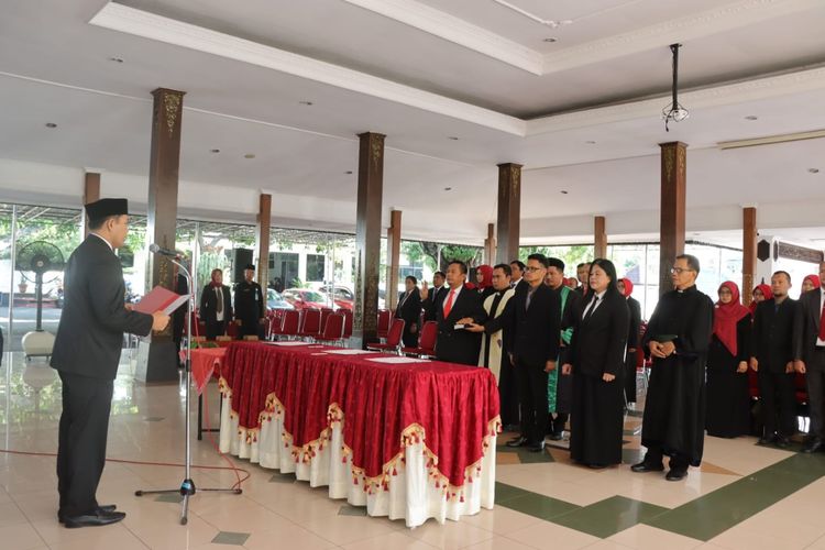 Bupati Wonogiri, Joko Sutopo melantik Frasiscus Xeverius (FX) Pranata sebagai Penjabat Sekretaris Daerah Wonogiri bersama puluhan pejabat lainnya di Pendopo Kabupaten Wonogiri, Jawa Tengah, Rabu (5/6/2024).
