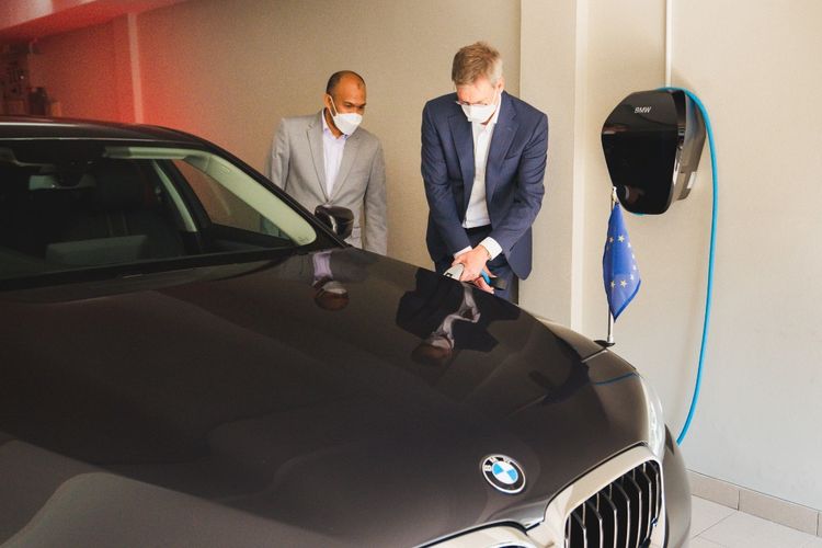 BMW Group Indonesia serahkan 530e iPerformance PHEV untuk delegasi Uni Eropa