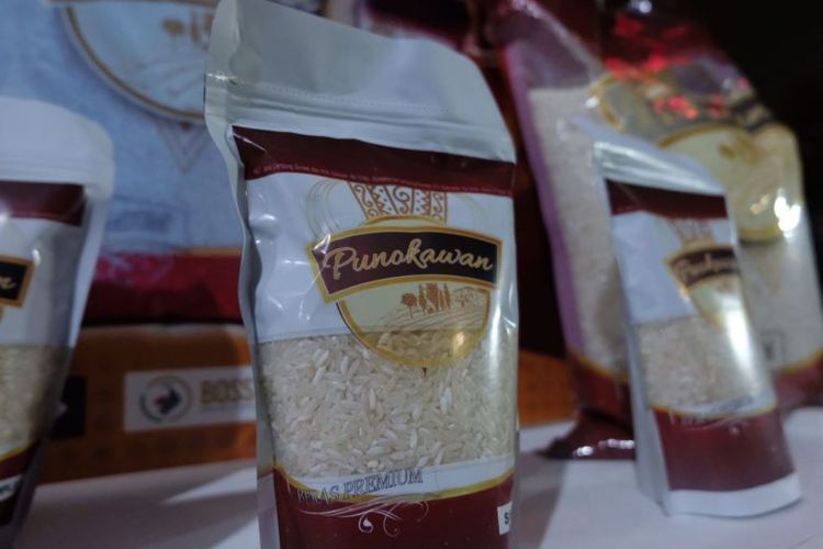 Perum Bulog memperkenalkan beras premium merek Punokawan kepada masyarakat.