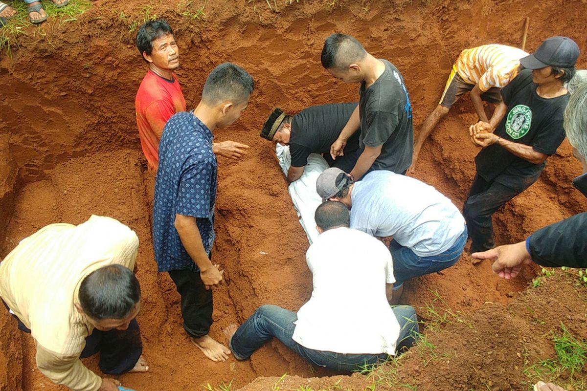 Korban kecelakaan maut di kawasan tanjakan emen, Jalan Raya Bandung-Subang, Kampung Cicenang, Ciater Subang, Jawa Barat, Sabtu (10/2/2018) sore kemarin, sudah mulai dimakamkan pada Minggu (11/2/2018) siang ini. 