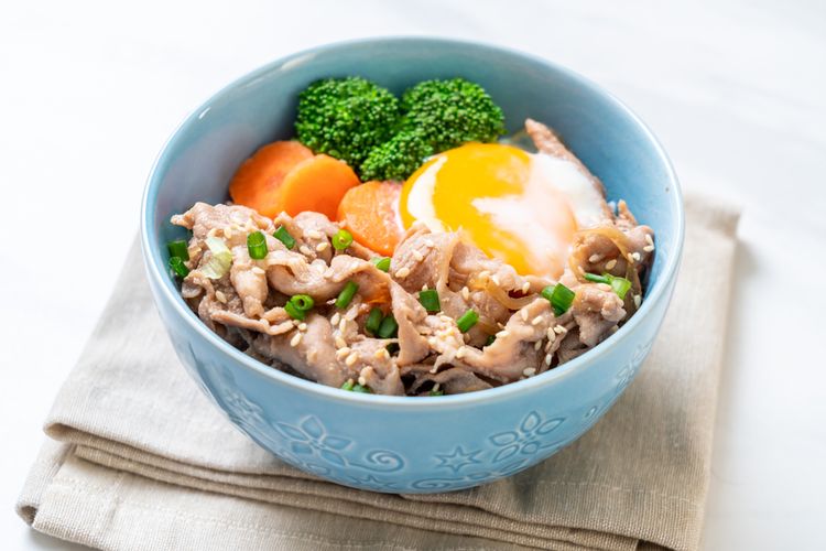 Ilustrasi rice bowl sayur telur pedas