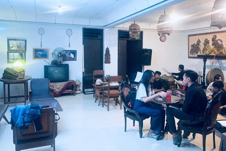 Kedai Kopi di Surabaya Ini Ajak Pengunjung Ngopi Sambil Belajar Budaya Jawa