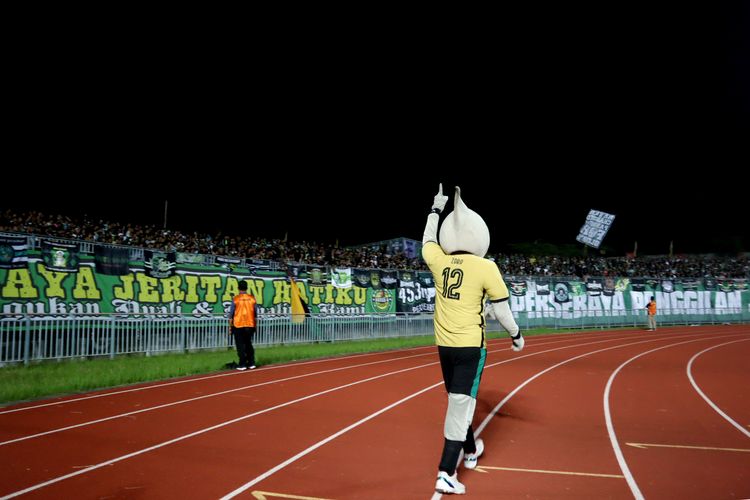 Maskot Persebaya Surabaya Jojo berkeliling lapangan menyemangati tim yang bertandingan pada pekan ke-32 Liga 1 2022-2023 melawan Persija Jakarta yang berakhir dengan skor 0-1 di Stadion Gelora Joko Samudro Gresik, Rabu (5/4/2023) malam.