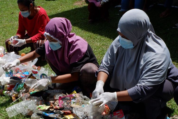 Instalasi Kotak Semangat Astra yang berada di Astra dan Grup Astra untuk menampung sampah plastik yang telah dipilah.