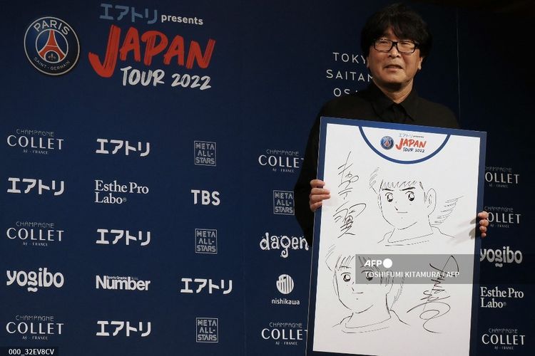 Seniman manga Yoichi Takahashi, yang dikenal sebagai kreator Captain Tsubasa, memamerkan ilustrasi karyanya pada acara untuk menyambut tim Paris Saint-Germain di Tokyo, Jepang, pada 19 Juli 2022.