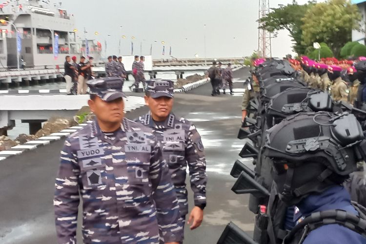Panglima TNI Laksamana Yudo Margono dan Kepala Staf Angkatan Laut (KSAL) Laksamana Muhamad Ali saat acara admiral inspection di Pangkalan AL Pondok Dayung, Jakarta Utara, Rabu (28/12/2022). 