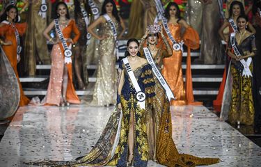 Puteri Indonesia 2020, Raden Roro Ayu Maulida Putri (kanan) bersiap memakaikan mahkota kepada Puteri Indonesia 2022 terpilih Laksmi Shari De Neefe Suardana (kiri) pada Malam Puncak Grand Final Pemilihan Puteri Indonesia 2022 di Plenary Hall Jakarta Convention Center (JCC) Senayan, Jakarta, Jumat (27/5/2022). Laksmi Shari De Neefe Suardana terpilih menjadi Puteri Indonesia 2022, sedangkan Di posisi runner-up II, yang juga akan menyandang gelar sebagai Puteri Indonesia Lingkungan dimenangkan oleh finalis asal Jawa Timur, Adinda Chreseilla dan posisi runner-up I, yang juga akan menyandang gelar sebagai Puteri Indonesia Pariwisata dimenangkan oleh finalis asal DKI Jakarta, Cindy May McGuire.