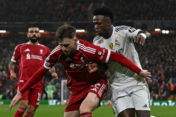 Conor Bradley (kiri) berduel dengan Vinicius Junior (kanan) dalam laga Liga Champions Liverpool vs Real Madrid di Anfield di Liverpool, barat laut Inggris pada 4 November 2025. (Foto oleh Paul ELLIS / AFP)