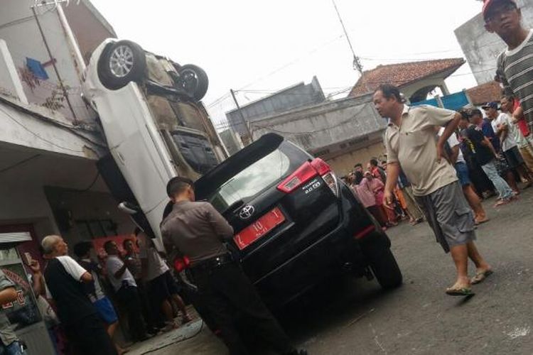 Sebuah mobil terjun bebas dari lantai tiga sebuah mall menimpa mobil dinas milik Kabupaten Ciamis di Jalan Veteran, Kota Tasikmalaya, Jumat (10/2/2017).