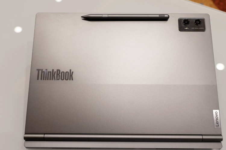 Bagian punggung dari laptop Lenovo ThinkBook Plus Gen 5 Hybrid yang terdapat pen stylus magnet dan dua kamera belakang