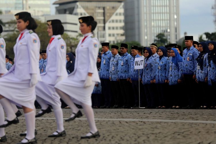 Para petugas Pasukan Pengibar Bendera Pusaka (Paskibraka) mengibarkan bendera Merah Putih saat Upacara Hari Kelahiran Pancasila di Monas, Jakarta Pusat, Kamis (1/6/2017). Tanggal 1 Juni ditetapkan sebagai Hari lahir Pancasila dan menjadi hari libur nasional.