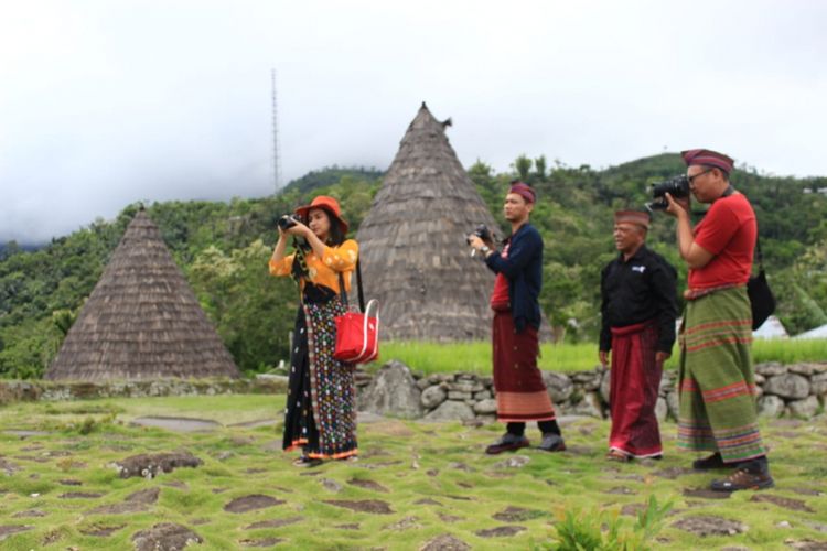 Wisatawan peserta Pegipegi Yuk! Jelajahi Indonesiamu mengunjungi rumah adat Mbaru Niang atau Rumah Niang di Desa Adat Todo, Kecamatan Satarmese, Manggarai, Pulau Flores, NTT, Rabu (29/11/2018). 