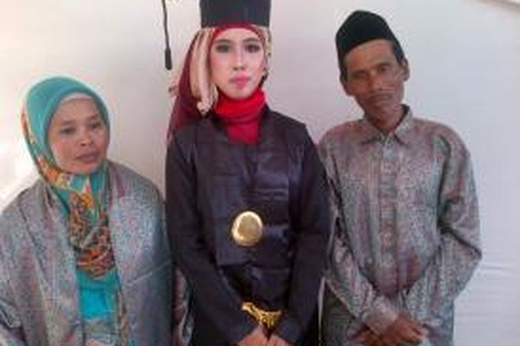 Siti Afidah, bersama kedua orang tuanya di sela-sela wisuda di kampus UIN Walisongo Semarang, Kamis (29/1/2015) siang