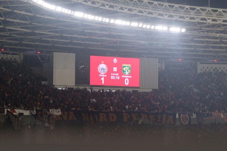 Papan skor menunjukkan hasil pertandingan Persija vs Persebaya yang berlangsung di Stadion Utama Gelora Bung Karno (SUGBK), Jakarta, Minggu (30/7/2023). Artikel ini berisi hasil dan klasemen Liga 1 2023-2024. 