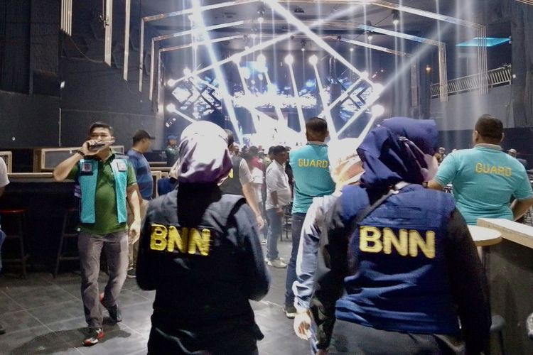 Petugas gabungan saat razia tempat hiburan malam di Surabaya