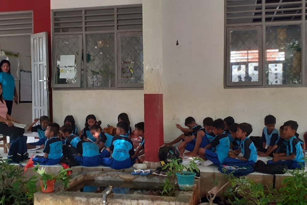 Plafon Ruang Kelas Ambruk, Siswa SD di Kupang Belajar di Emperan