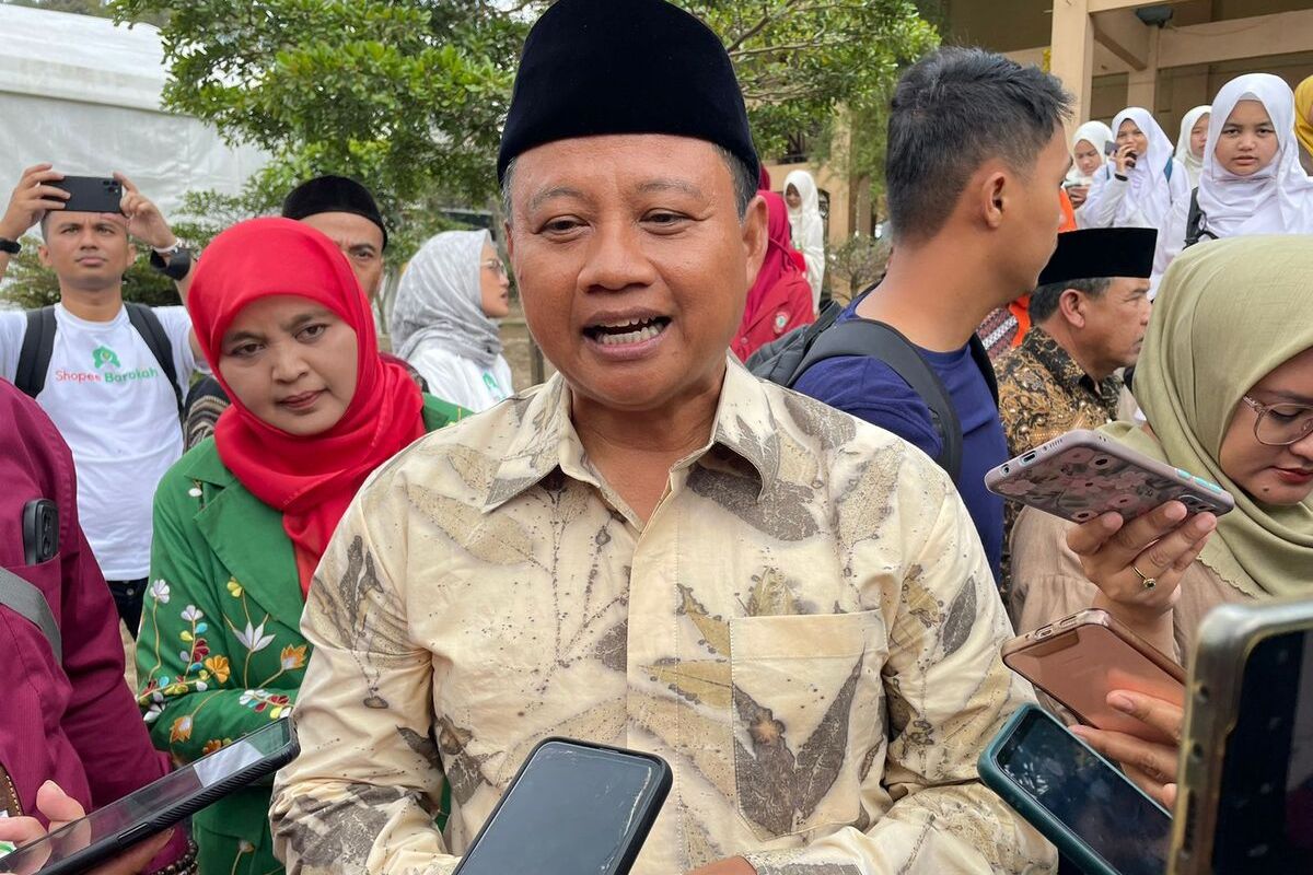 Wakil Gubernur Jawa Barat Uu Ruzhanul Ulum saat menghadiri kegiatan di Pondok Pesantren Persis 259 di Desa Marga Mekar, Kecamatan Pangalengan, Kabupaten Bandung, Jawa Barat pada Kamis (16/3/2023).