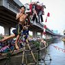 Lurah Sebut Lomba Panjat Pinang di Aliran Kalimalang Diganti Jadi Lomba Jalan di Atas Bambu