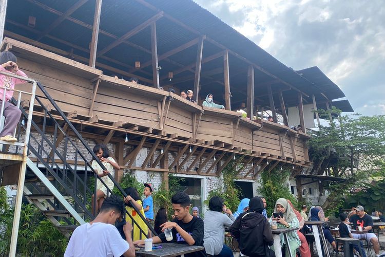 Suasana pengunjung yang ramai di Lima Sebelas Coffee Eatery, Klojen, Kota Malang. 
