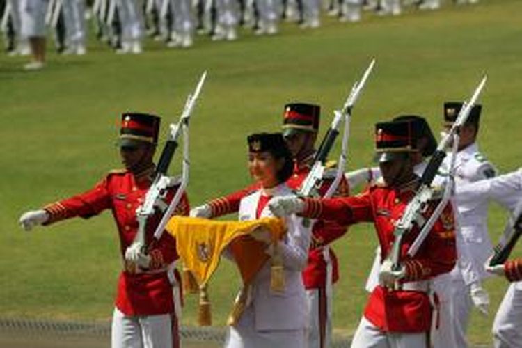 Anggota Paskibraka pembawa baki Bendera Merah Putih Maria Felicia Gunawan (tengah) bertugas dalam Upacara Peringatan Detik-detik Proklamasi HUT ke-70 RI di Istana Merdeka, Senin (17/8/2015). TRIBUNNEWS/DANY PERMANA