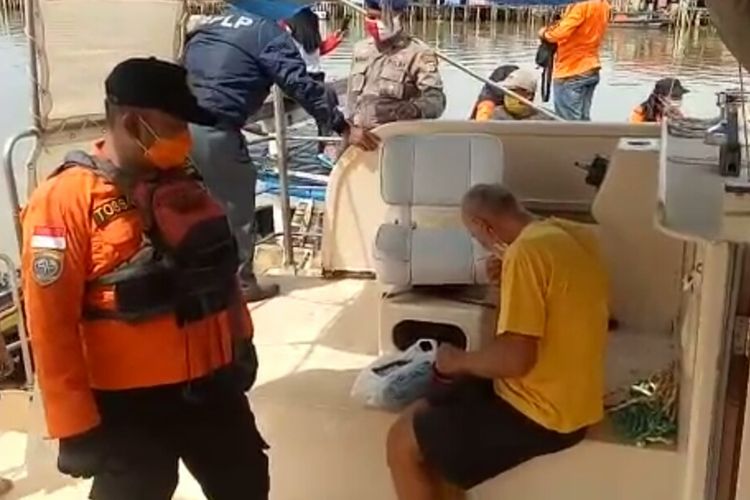 Pemilik kapal yacht asal Australia mendapatkan bantuan dari polisi, Selasa (26/5/2020). Kapal itu dibegal di perairan Kuala Teladas. (FOTO: Dok. Polda Lampung)