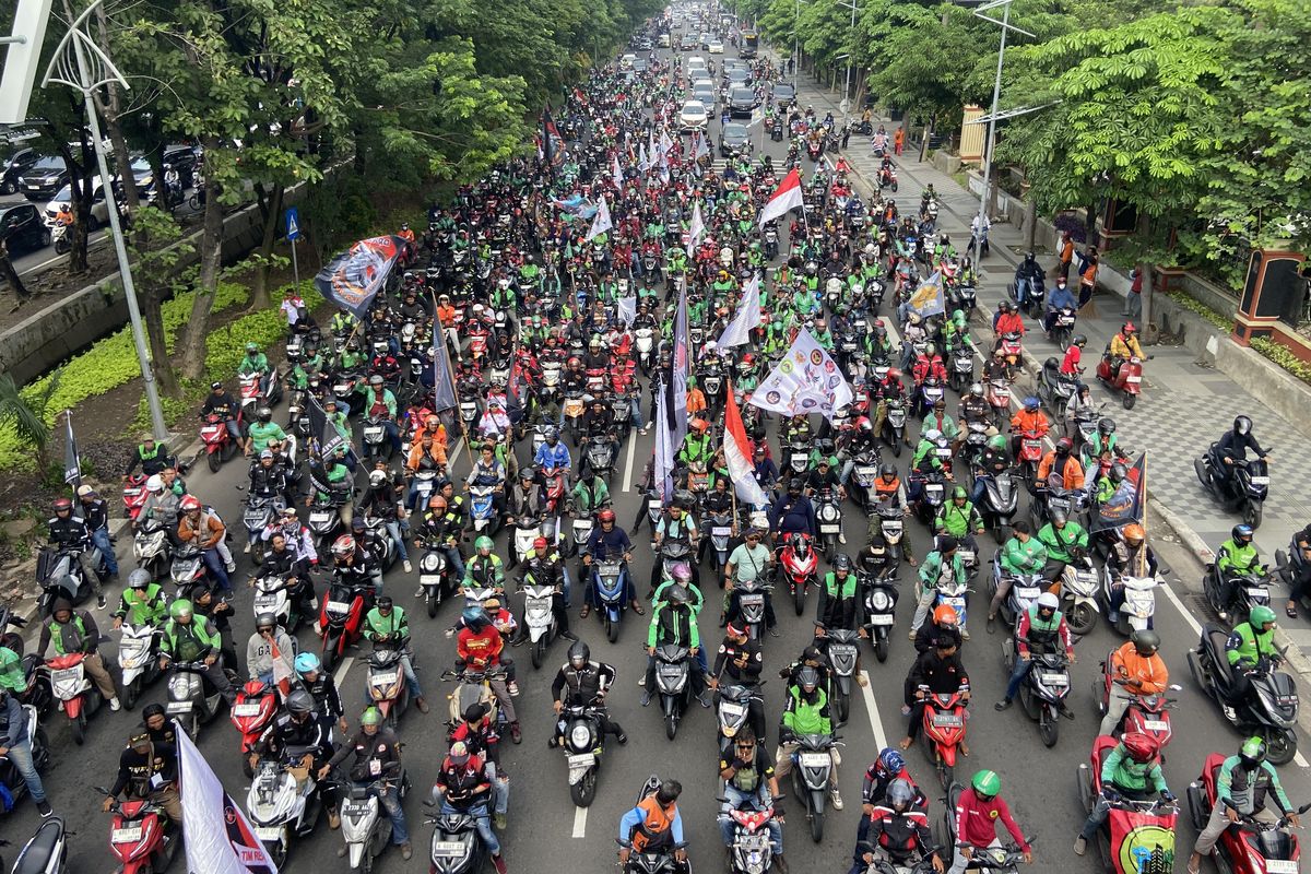 6.700 driver ojol dari beberapa kota seperti, Malang, Pasuruan, Sidoarjo berkumpul di Surabaya untuk menggelar aksi demonstrasi di beberapa titik, Selasa (20/5/2025).