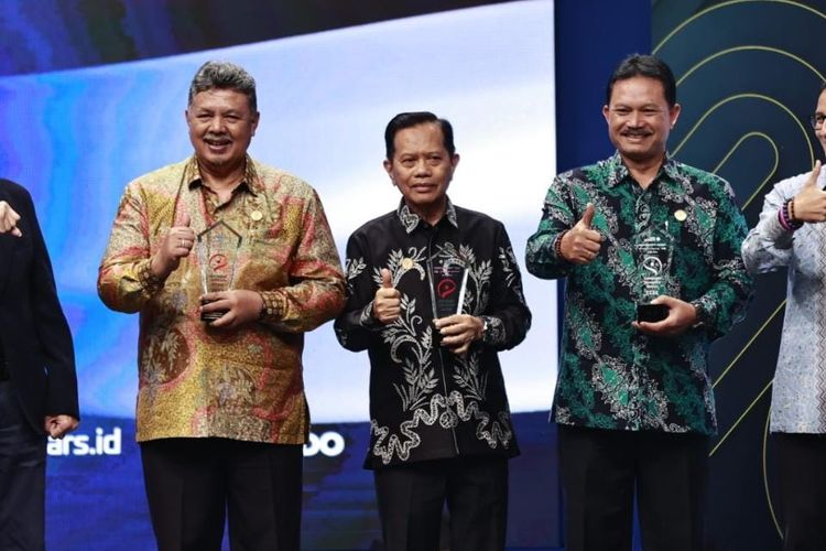 Wali Kota Madiun Maidi mendapatkan penghargaan The Best Overall atau pemimpin daerah visioner terbaik di semua kategori dalam ajang Indonesia Visionary Leader (IVL) Season IX 2022. Penghargaan itu diterima Wali Kota Maidi pada kegiatan malam Inagurasi yang digelar MNC Portal Indonesia di INews Tower Jakarta, Senin (5/9/2022).
