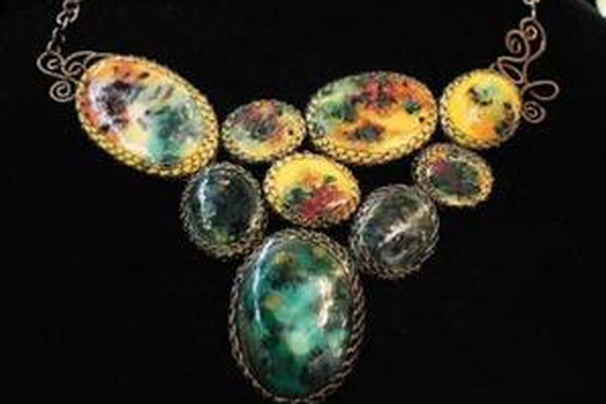 Kalung buatan Heri Rusmiyati (Violet Gallery).