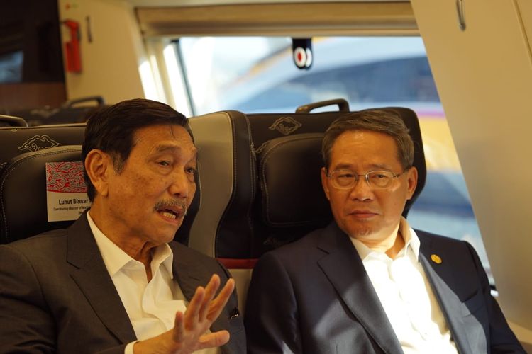 Menteri Kordinator Bidang Maritim dan Investasi Luhut Binsar Pandjaitan dan Perdana Menteri China Li Qiang saat menjajal Kereta Cepat Jakarta-Bandung (KCJB) dari Stasiun Halim ke Stasiun Karawang pada Rabu (6/9/2023).