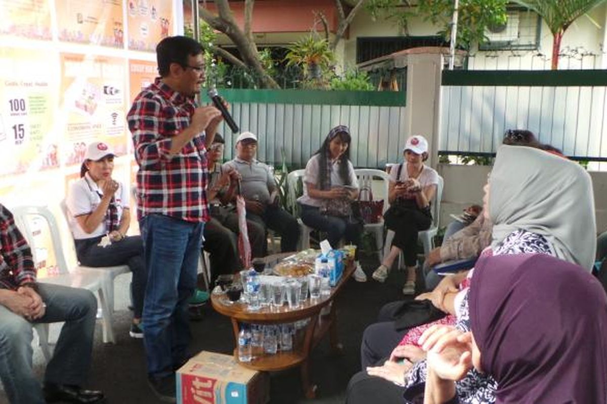 Calon wakil gubernur DKI Jakarta Djarot Saiful Hidayat saat berkampanye di Jalan Persatuan, Cilandak, Jakarta Selatan, Selasa (7/2/2017). Kampanye itu turut dihadiri oleh Psikolog Kasandra Putranto. 
