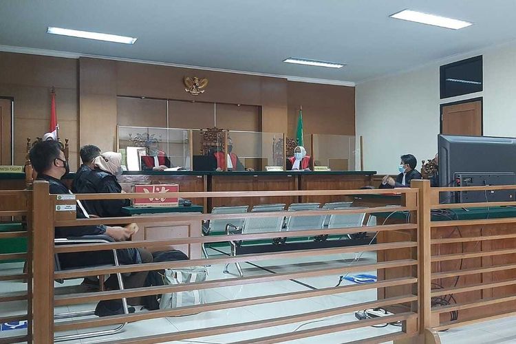 Sidang perdana kasus dugaan korupsi pengadaan masker Covid-19 dengan terdakwa pejabat Dinkes Banten Lia Susanti