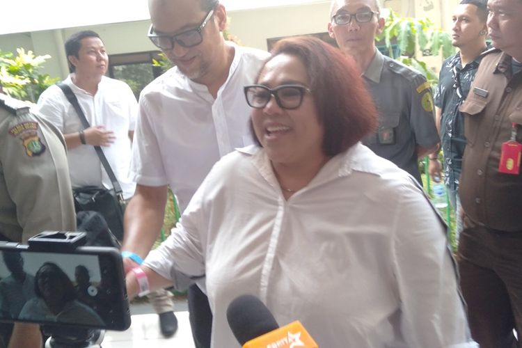 Tri Retno Prayudati alias Nunung dan suaminya July Jan Sambiran di Pengadilan Negeri Jakarta Selatan, Raju (16/10/2019)