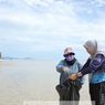 Saat Emak-emak Bersihkan Sampah di Pantai Pukan, Bangka Belitung