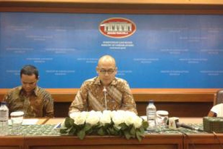 Juru Bicara Kementerian Luar Negeri Arrmanatha Nasir, memimpin konferensi pers di Kantor Kemenlu, Jakarta Pusat, Rabu (7/1/2015).