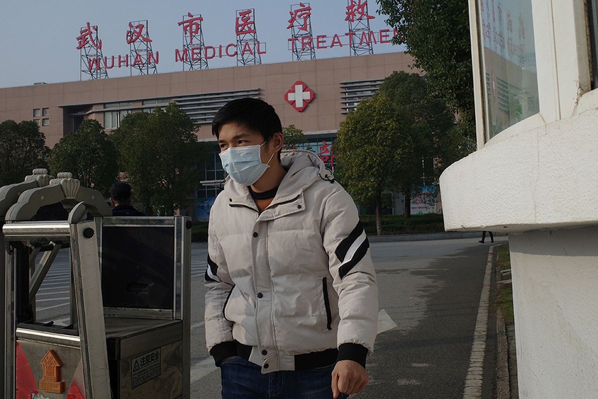 Seorang pria berjalan meninggalkan Wuhan Medical Treatment Centre, tempat di mana seorang pria meninggal karena dugaan penyakit pernapasan yang misterius, di Kota Wuhan, China, Minggu (12/1/2020). Virus misterius mirip pneumonia telah menjangkiti puluhan orang dan menelan korban jiwa kedua di China, menurut pemerintah setempat.