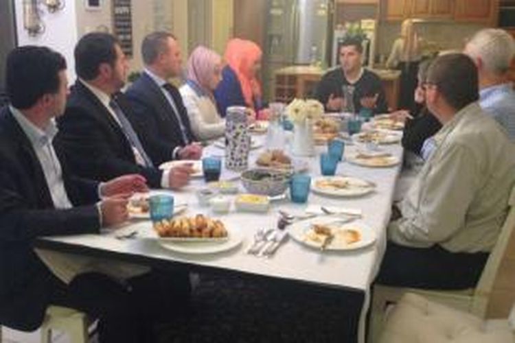 Wakil Kepala Kepolisian Queensland, Australia Komisioner Brent Carter hadir berbuka puasa di salah satu warga kota Brisbane.