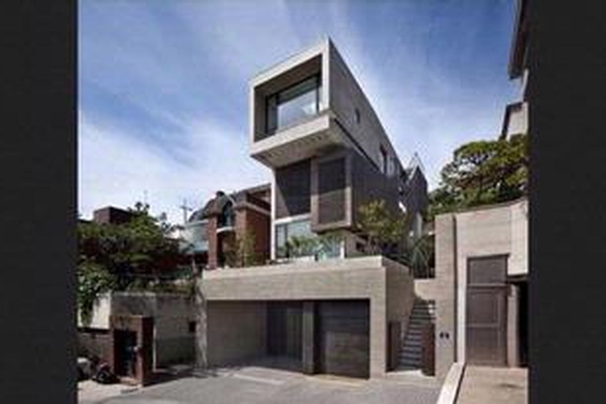 Perbedaan ketinggian tanah pada awalnya mampu menimbulkan masalah pada tahap desain. Namun, hal ini kemudian justru menjadi ciri khas unik.