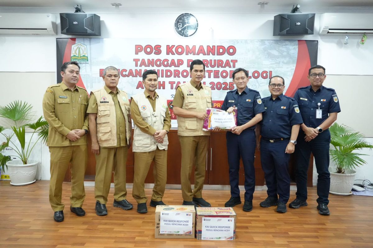 EVP of Corporate Secretary KAI Raden Agus Dwinanto Budiadji menyalurkan bantuan dari KAI untuk korban bencana ekologis di Aceh, Sumatera Barat, dan Sumatera Utara.