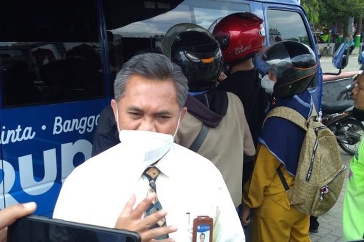 Kepala KPw BI Tegal, M. Taufik Amrozy saat penukaran uang rupiah kertas baru emisi 2022 di Alun-alun Brebes, Jawa Tengah, Senin (22/8/2022)