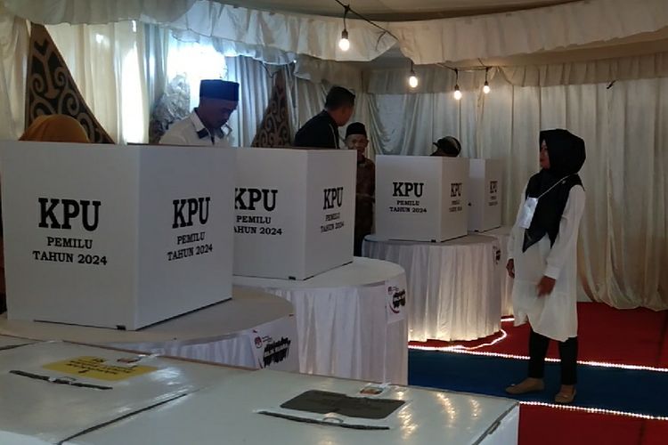 Situasi pemungutan suara di TPS di Windusari, Magelang, Rabu (14/2/2024).